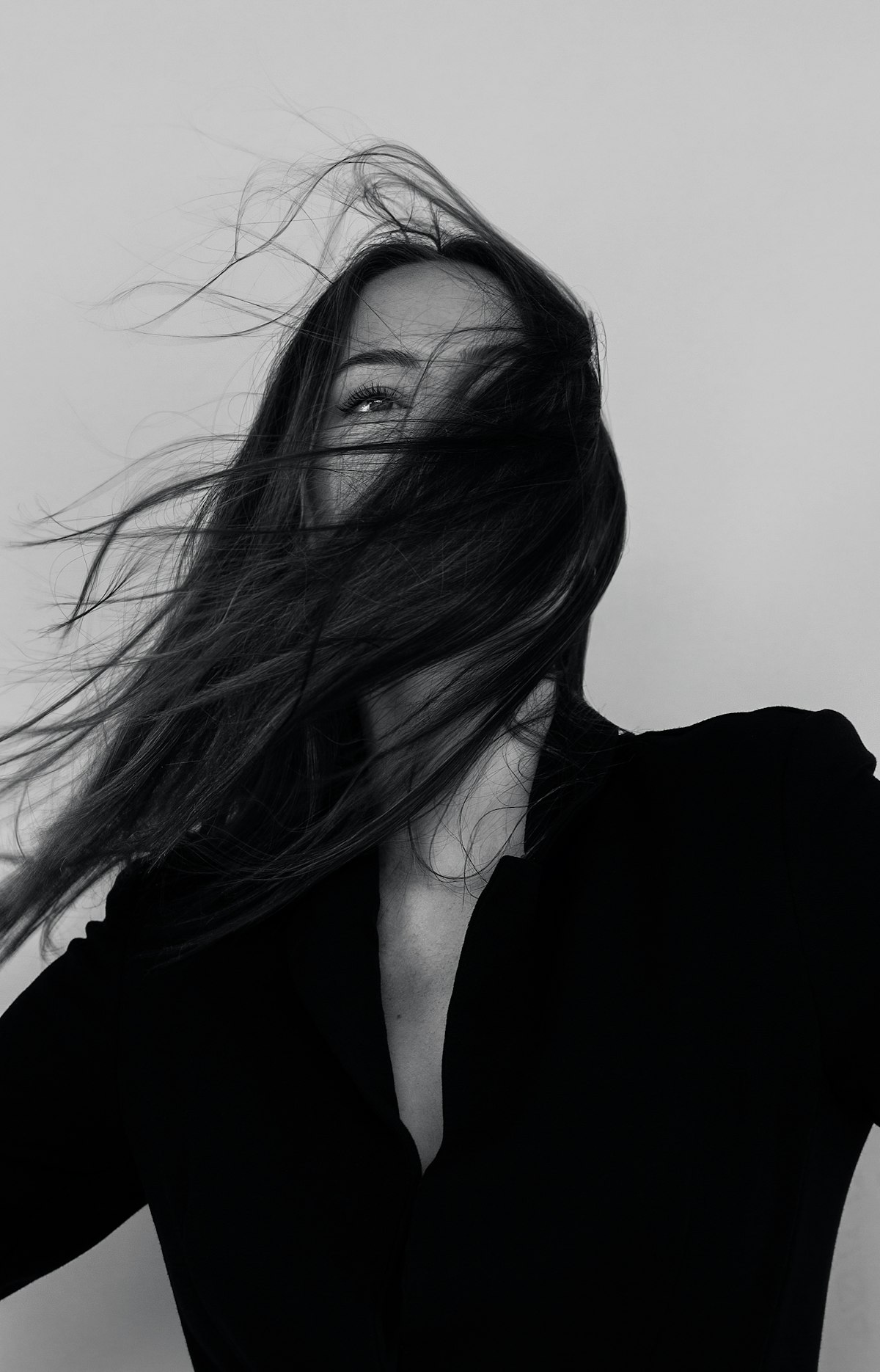 Editorial de moda feminina em cenário de luz natural